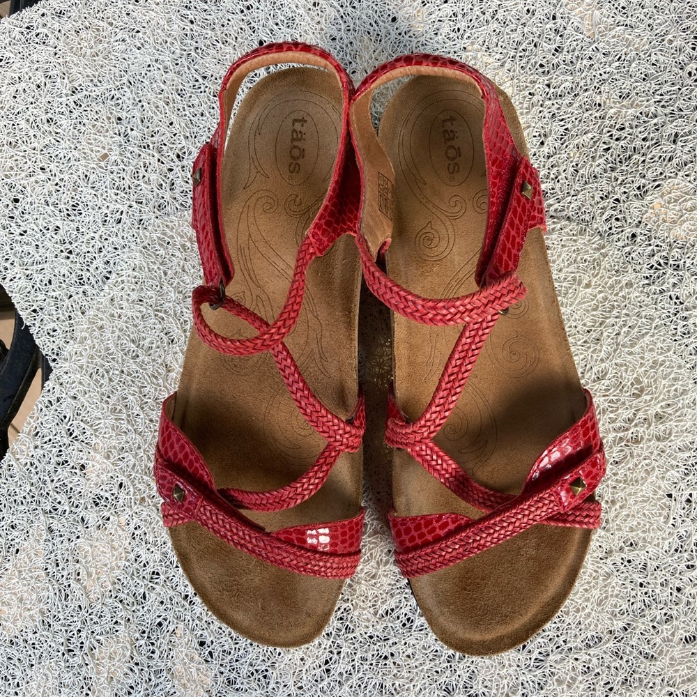 Taos women’s fully adjustable red sandal. Eur 41